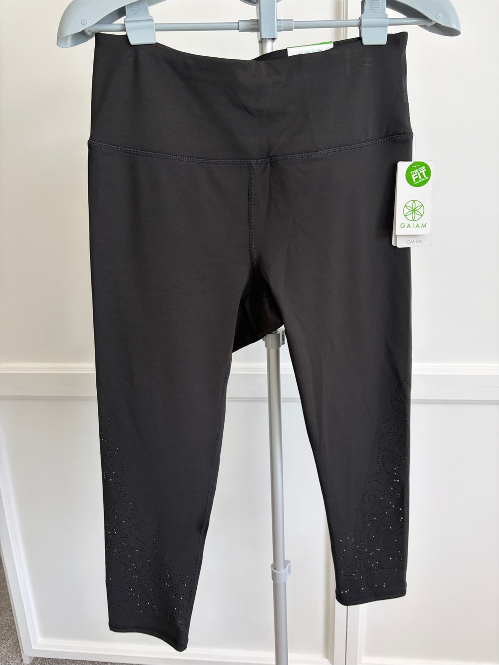 GAIAM women’sBlack High-Rise Capri Leggings  Yoga pant with Laser-Cut Detail NWT